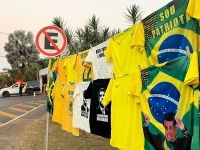 Ambulantes vendem bandeiras e camisas em frente ao condomínio de Bolsonaro