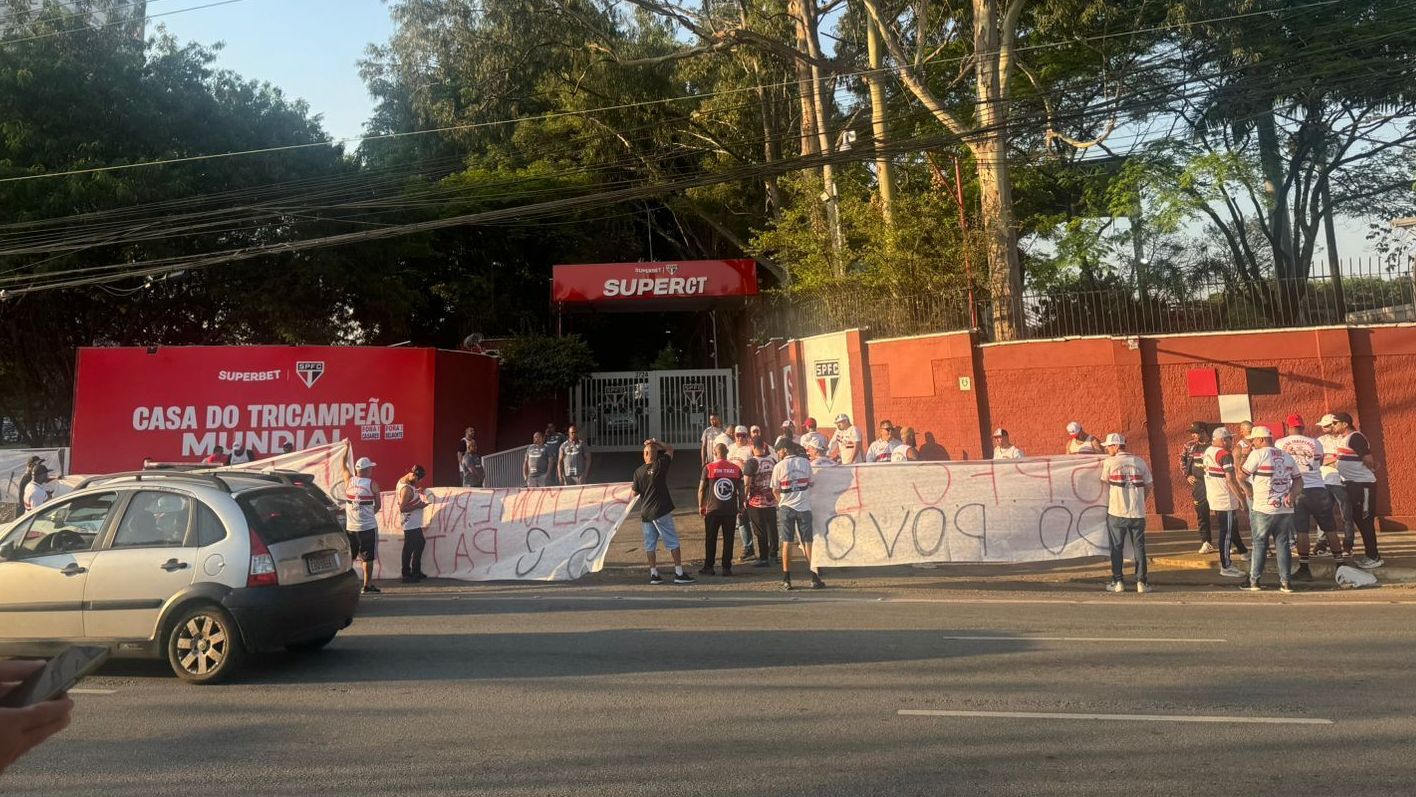 Torcedores protestam na frente do CT da Barra Funda