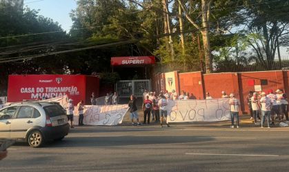 Torcedores protestam na frente do CT da Barra Funda