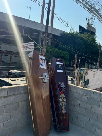 Imagens de Casares e Belmonte foram colocadas em caixões • Reprodução / Independente