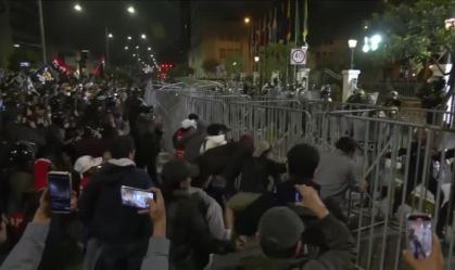Protesto da geração Z no Peru termina em confronto com a polícia