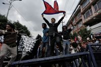 Manifestantes e Exército do Nepal negociam escolha de líder interino