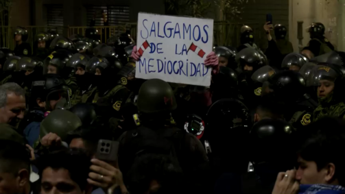 Jovens protestam em Lima, no Peru