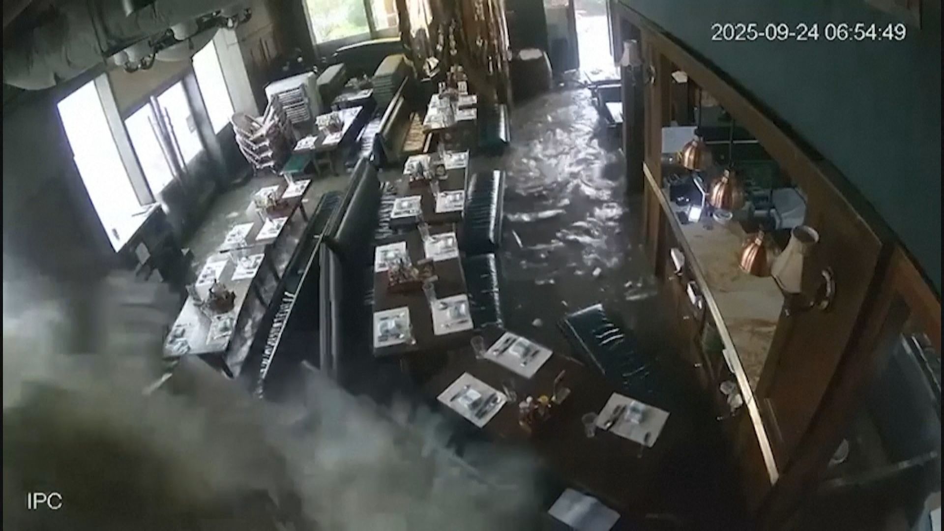 Restaurante inundado após ser atingido por águas de enchente durante passagem de supertufão em Hong Kong