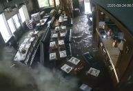 Vídeo: Restaurante é inundado durante passagem do supertufão em Hong Kong