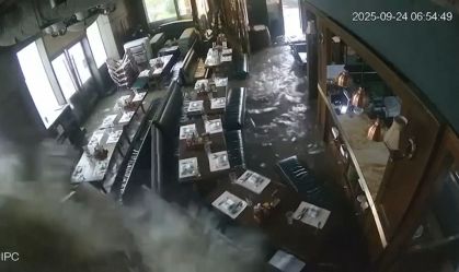 Vídeo: Restaurante é inundado durante passagem do supertufão em Hong Kong