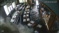Vídeo: Restaurante é inundado durante passagem do supertufão em Hong Kong