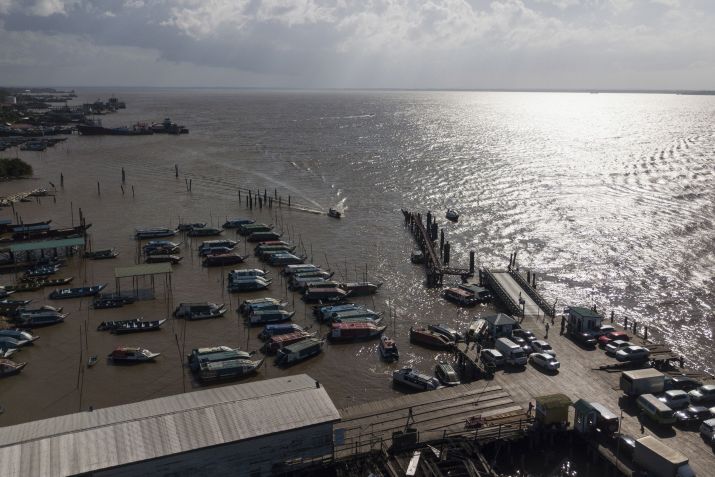 Barcos no Rio Essequibo, na Guiana • Matias Delacroix/AP via CNN Newsource