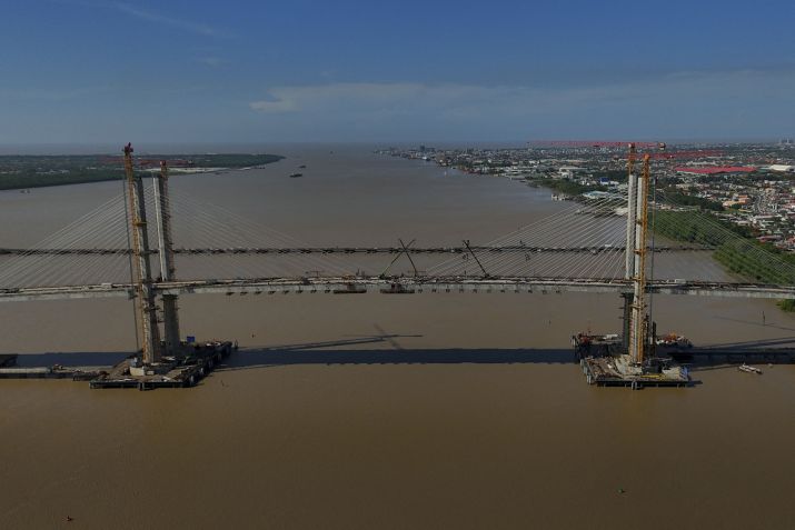 Ponte sobre o rio New Demerara, em construção na Guiana • Joaquin Sarmiento/AFP/Getty Images via CNN Newsource