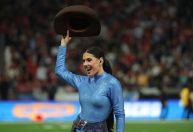 Ana Castela apresenta o hino nacional em jogo da NFL no Brasil