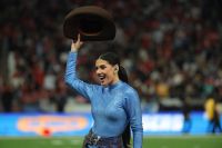 Ana Castela apresenta o hino nacional em jogo da NFL no Brasil