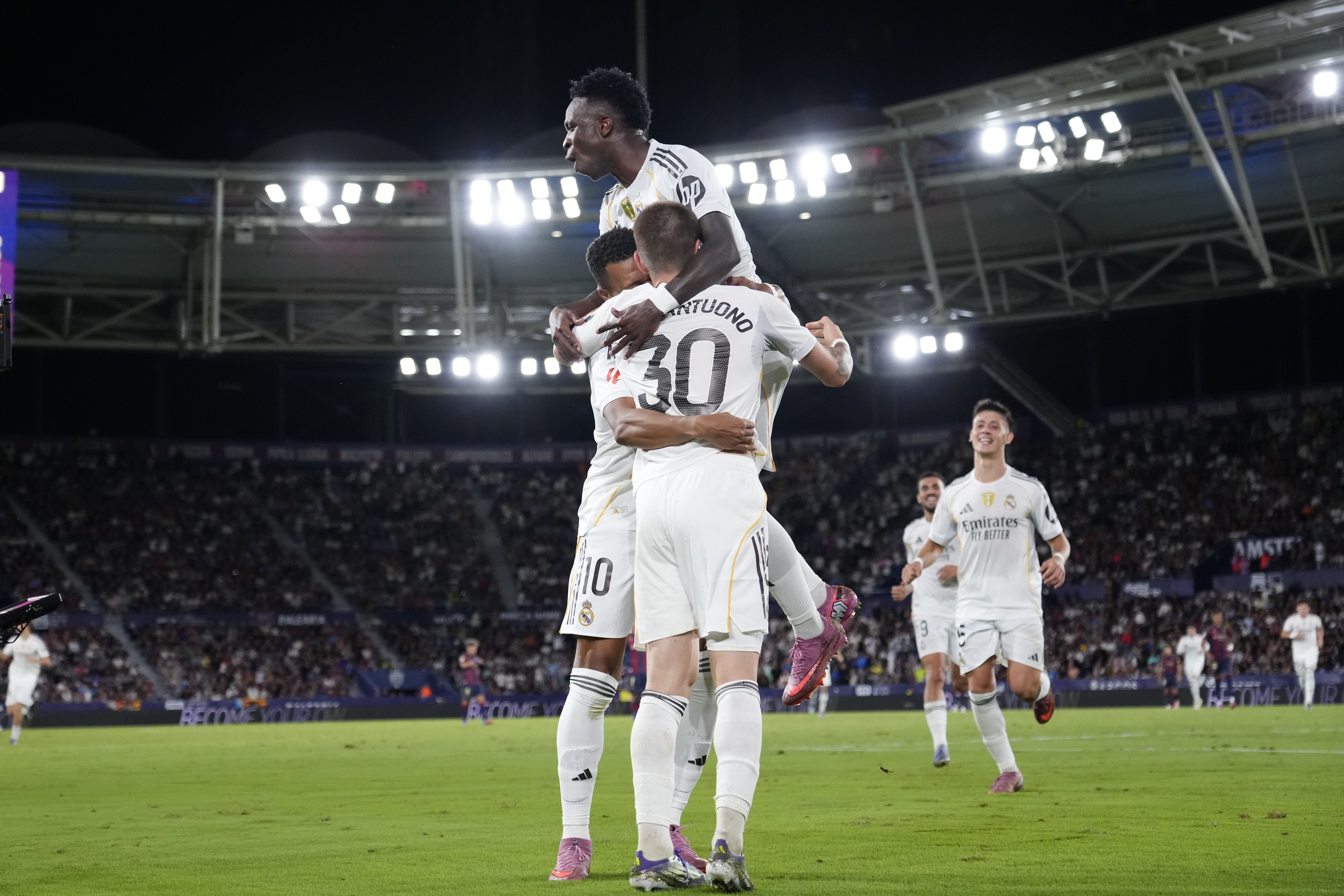 Real Madrid comemora vitória contra o Levante