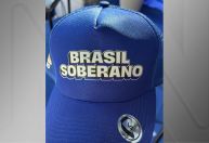Governo distribui bonés com lema "Brasil Soberano" em desfile em Brasília