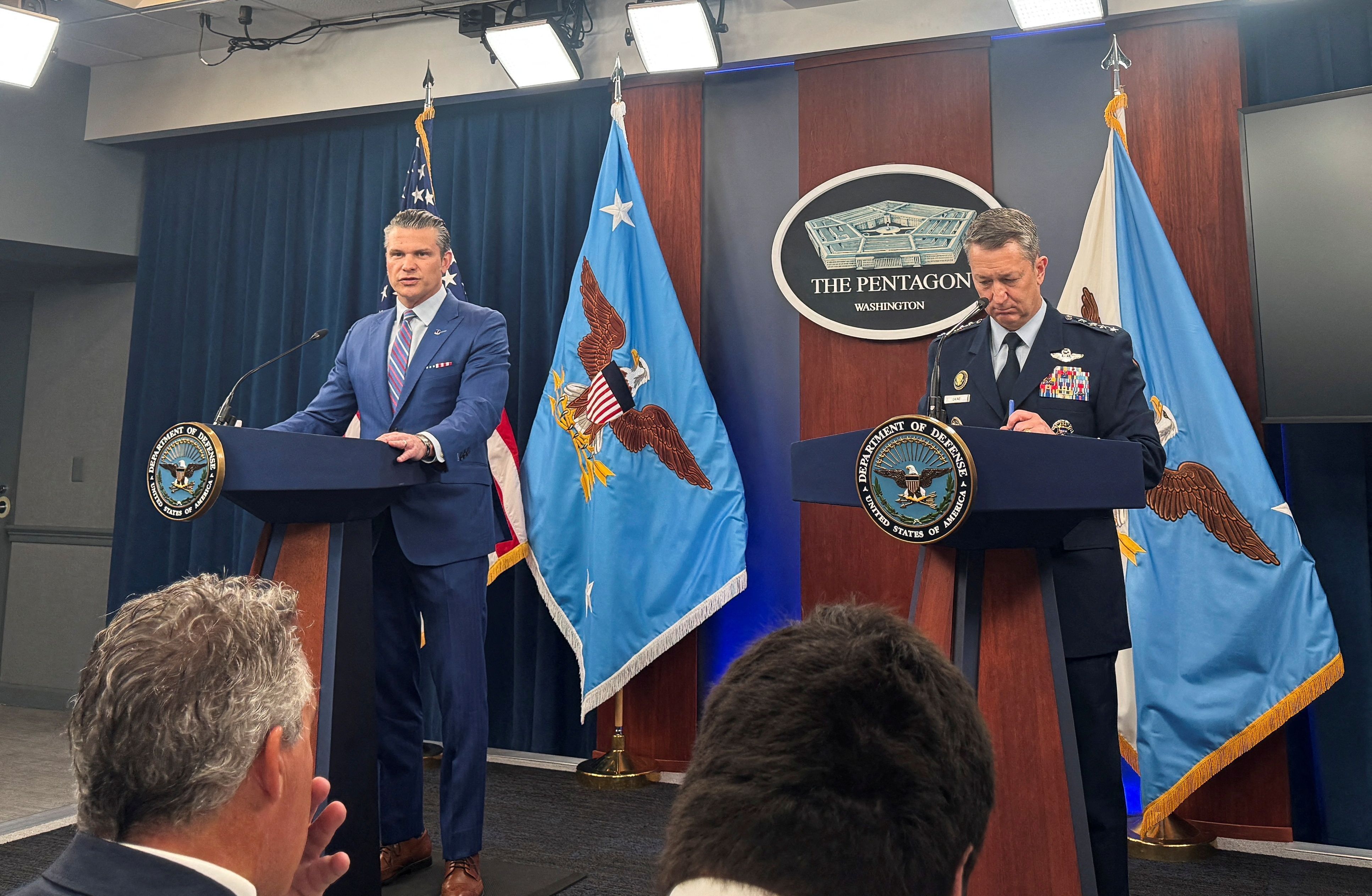 Secretário da Defesa dos EUA, Pete Hegseth, e general Dan Caine, o presidente do Estado-Maior Conjunto