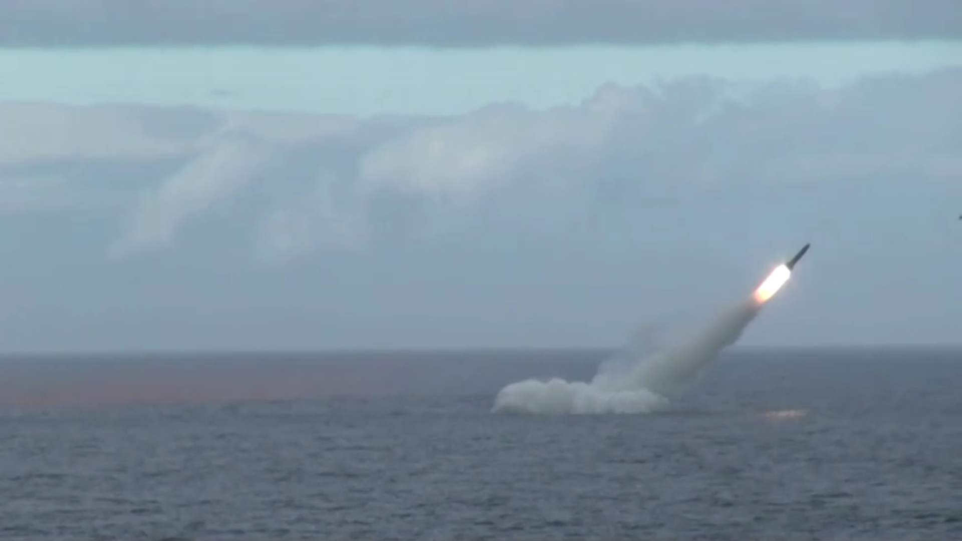 Submarinos russos movidos a energia nuclear lançam mísseis como parte de exercícios no Mar de Okhotsk