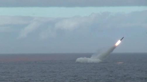 Submarinos russos movidos a energia nuclear lançam mísseis como parte de exercícios no Mar de Okhotsk