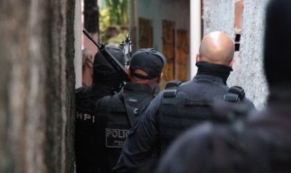 Homem é preso em Salvador com submetralhadora da PM de São Paulo