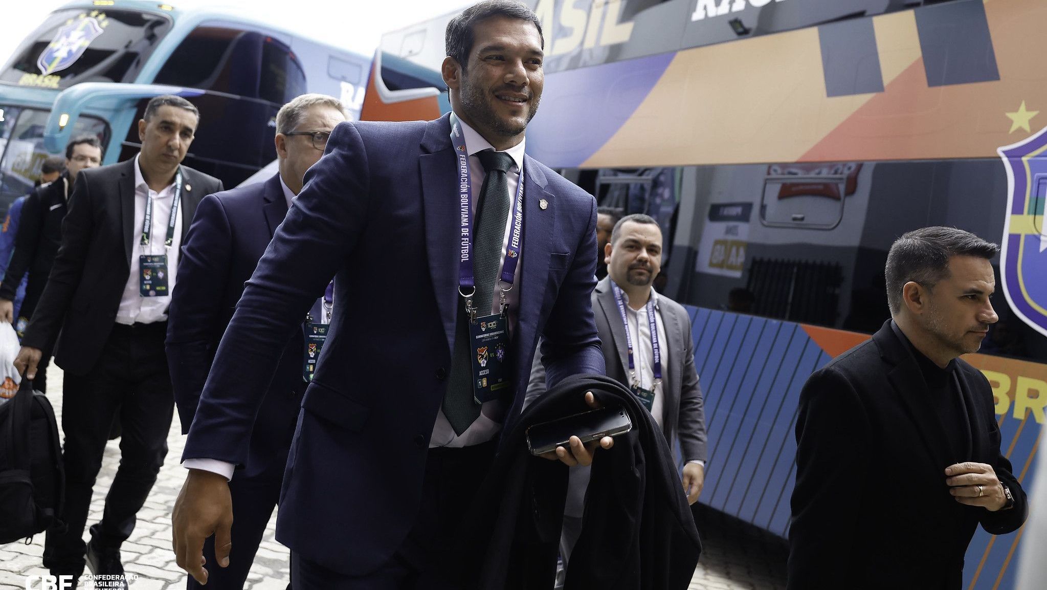 Samir Xaud, presidente da CBF, chegando com a delegação brasileira