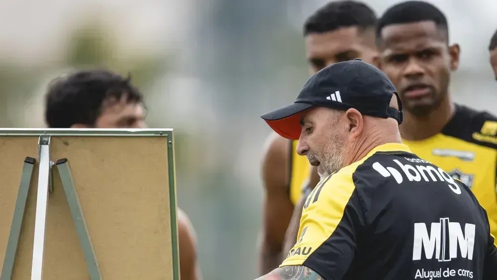 Jorge Sampaoli orienta jogadores durante atividade na Cidade do Galo