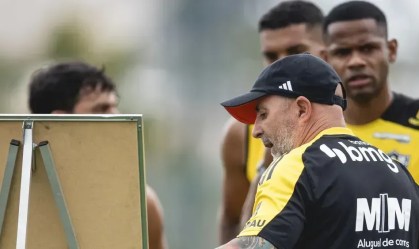 Jorge Sampaoli orienta jogadores durante atividade na Cidade do Galo