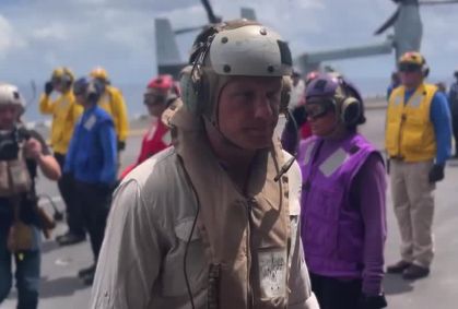 Secretário de Guerra dos EUA faz visita a navio enviado ao Caribe