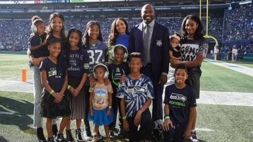 Shaun Alexander, esposa e filhos durante jogo da NFL