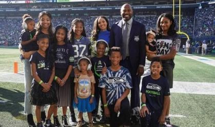 Astro da NFL anuncia 14ª gravidez da mulher; veja fotos da família