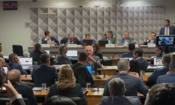 Rogério Correia e Sóstenes Cavalcante discutem durante CPMI do INSS; veja
