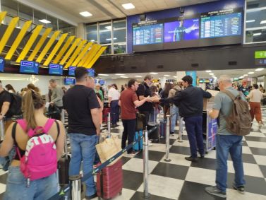 Funcionário da Latam entrega kit com lanche e água para passageiros na fila de check in de voo atrasado no Aeroporto de Congonhas, na zona sul da cidade de São Paulo, no início da tarde desta terça, 30 de setembro de 2025. Congonhas teve voos afetados por conta do fechamento do Aeroporto Santos Dumont, no Rio de Janeiro, para pousos e decolagens após um derramamento de óleo na pista. 30/09/2025 - Foto: LEANDRO CHEMALLE/THENEWS2/ESTADÃO CONTEÚDO