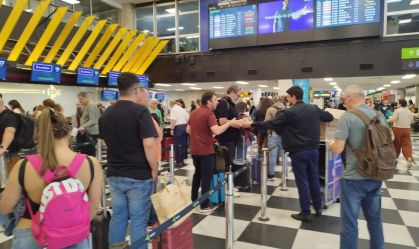 Funcionário da Latam entrega kit com lanche e água para passageiros na fila de check in de voo atrasado no Aeroporto de Congonhas, na zona sul da cidade de São Paulo, no início da tarde desta terça, 30 de setembro de 2025. Congonhas teve voos afetados por conta do fechamento do Aeroporto Santos Dumont, no Rio de Janeiro, para pousos e decolagens após um derramamento de óleo na pista. 30/09/2025 - Foto: LEANDRO CHEMALLE/THENEWS2/ESTADÃO CONTEÚDO