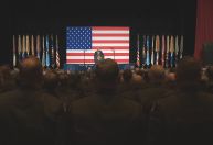 Análise: Trump tenta recrutar generais e almirantes para sua causa política