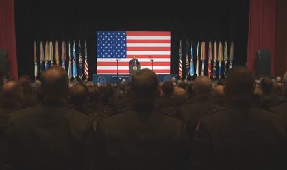Trump salta entre diversos assuntos em discurso para generais