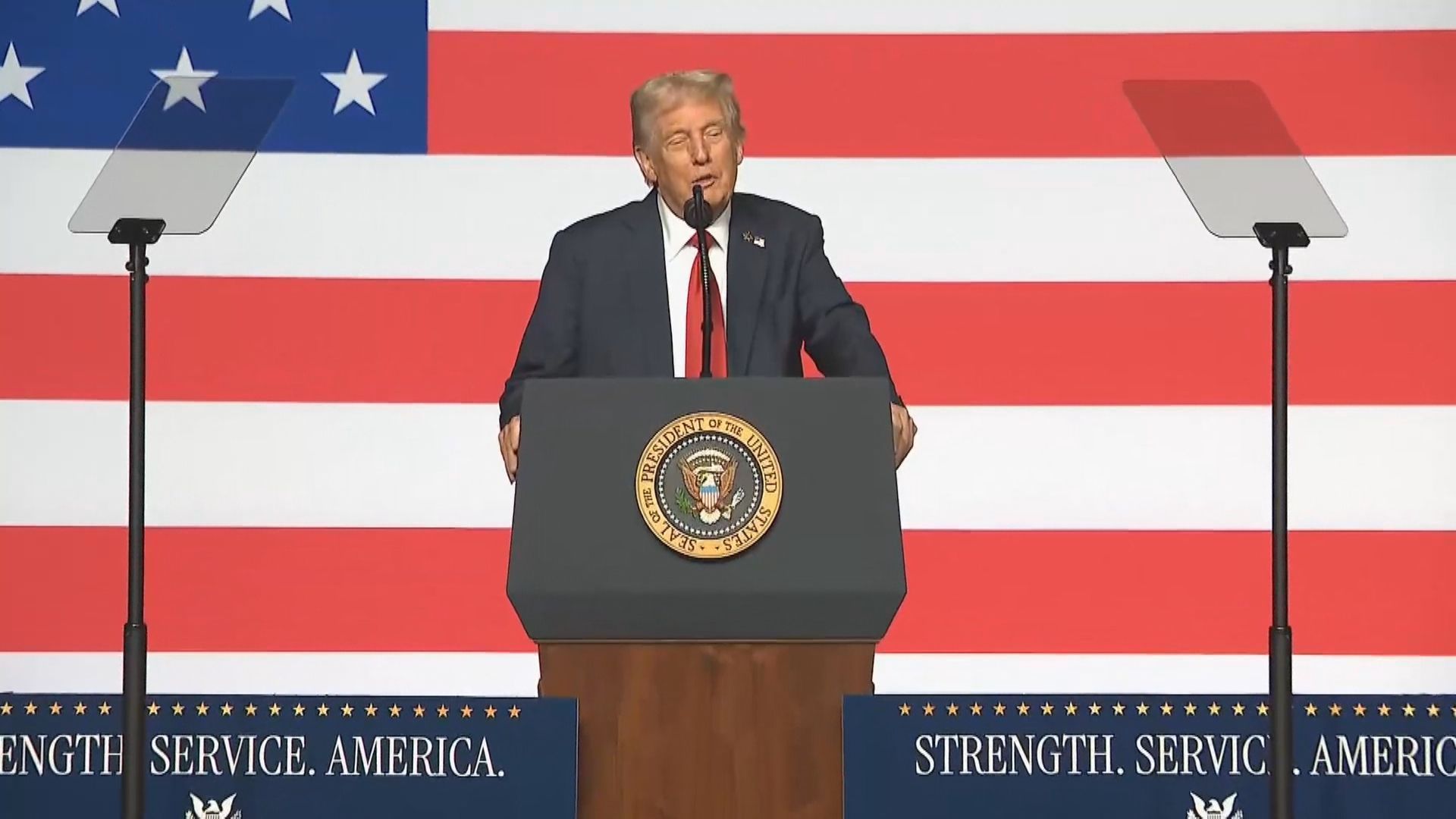 Presidente dos Estados Unidos, Donald Trump, discursando em base da Marinha de Quantico