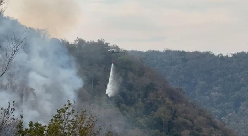 Apoio do helicóptero águia para combate ao fogo em Timburi (SP) • Reprodução Defesa Civil