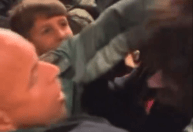 Vídeo: Torcedor do United que fez promessa de não cortar o cabelo é atacado