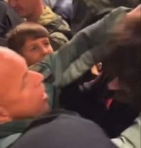 Vídeo: Torcedor do United que fez promessa de não cortar o cabelo é atacado