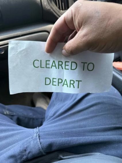 Os trabalhadores detidos e posteriormente liberados receberam um papel afirmando "autorizado a sair".