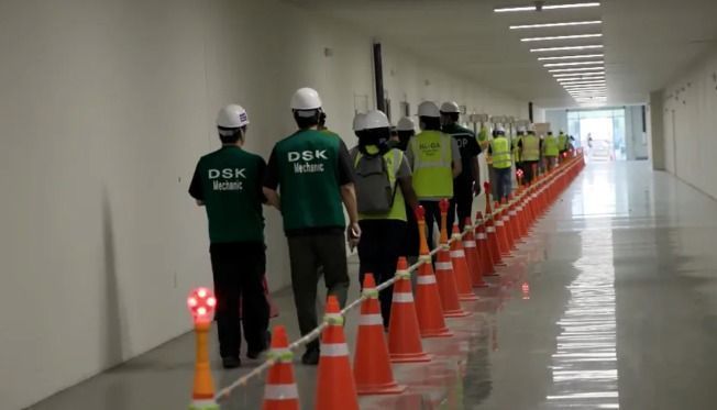 Trabalhadores da fábrica da Hyundai em Ellabell, Geórgia, são vistos se alinhando na instalação
