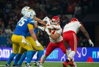 Sem Taylor Swift, Travis Kelce é agredido em jogo da NFL no Brasil; veja