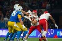 Sem Taylor Swift, Travis Kelce é agredido em jogo da NFL no Brasil; veja