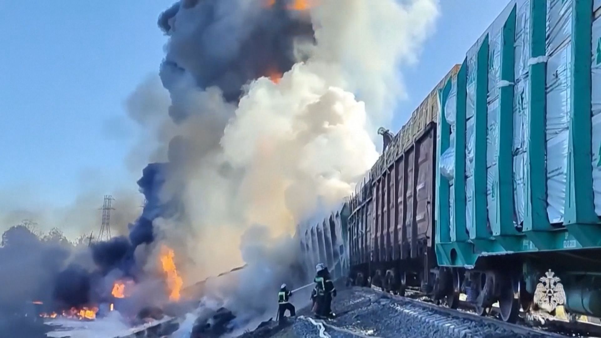 Trem de carga pega fogo na Rússia após colidir com um caminhão