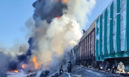Vídeo: Batida entre caminhão e trem de carga causa forte incêndio na Rússia