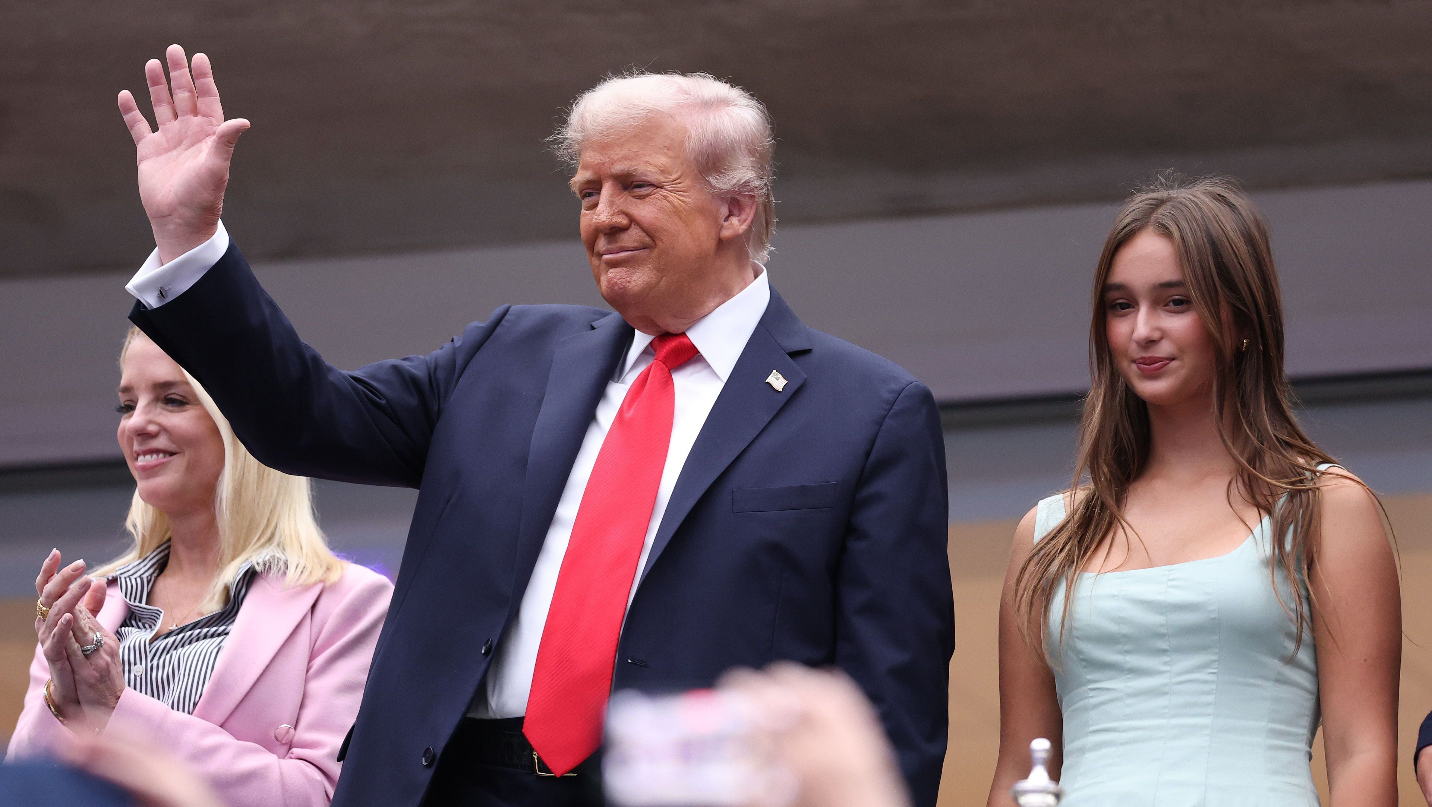 Trump chega ao US Open com aplausos e vaias e provoca atraso por segurança