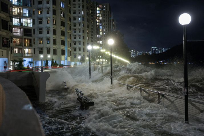 Ondas quebram em cadeiras na costa de Hong Kong em meio ao supertuf&atilde;o Ragasa 23/09/2025 &bull; REUTERS/Tyrone Siu