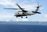 Helicóptero da Marinha dos EUA sobrevoa a 250 km da costa da Venezuela