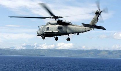 Helicóptero da Marinha dos EUA sobrevoa a 250 km da costa da Venezuela