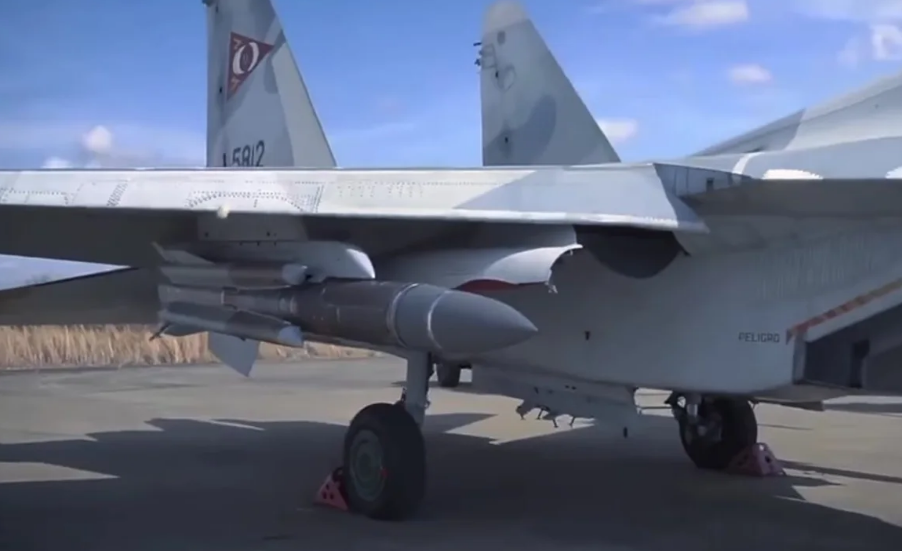 Um míssil antinavio Kh-31 sob a asa de um caça venezuelano Sukhoi Su-30