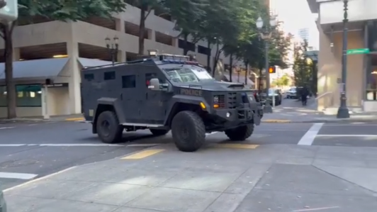 Agentes federais chegam a Portland após Trump ordenar envio de tropas