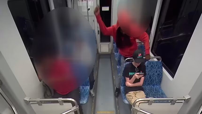 Imagem obtida pela afiliada da CNN WCNC do Charlotte Area Transit System mostra o momento antes do esfaqueamento fatal