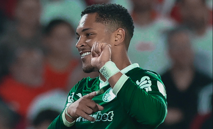 Vitor Roque homenageia a mãe em gol do Palmeiras
